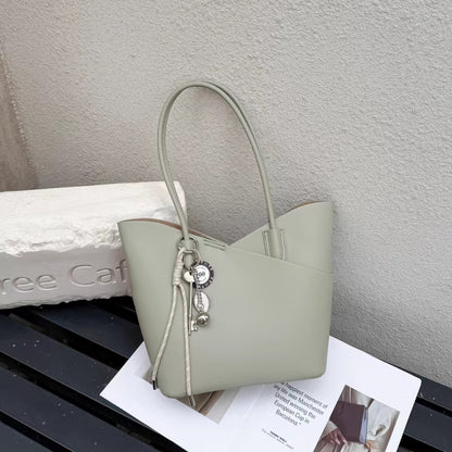 高級感のあるニッチなソフトバッグ韓国風の母トートバッグですA high-end, niche soft leather bag with a Korean style and a trendy tote bag