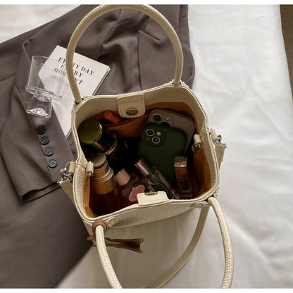 柔らかなバケツバッグライチ柄のショルダーバッグですSoft-faced bucket bag with lychee pattern, single-shoulder crossbody bag
