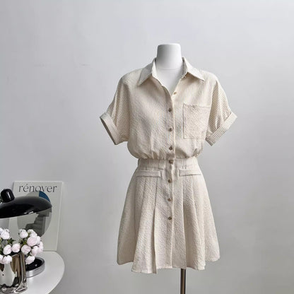 ストライプのブラウスワンピースですA striped blouse dress.