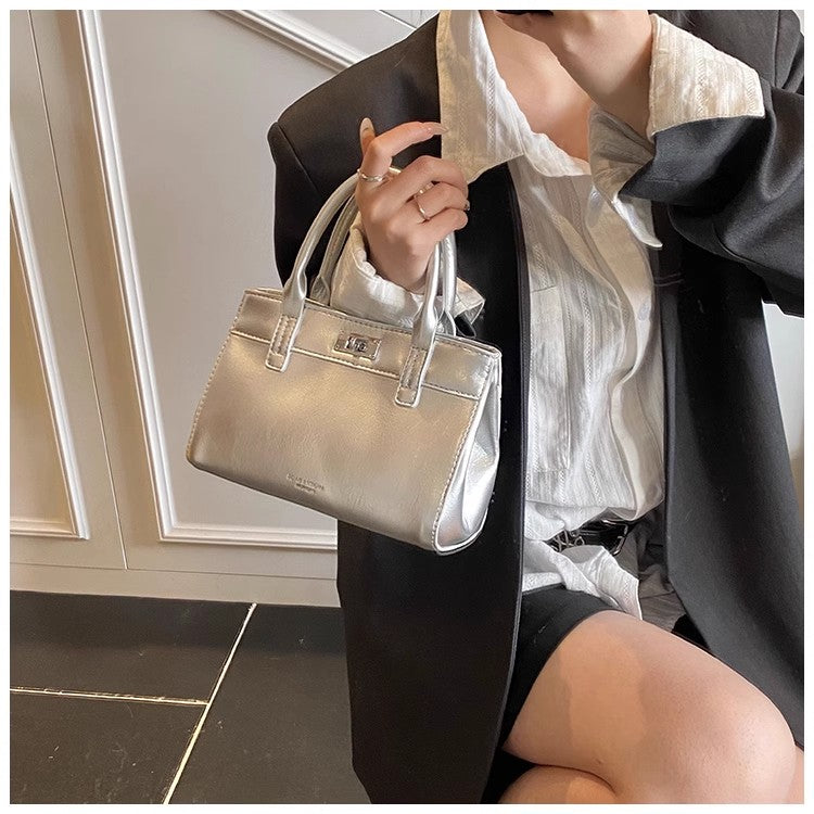 小さなトートバッグを手にしていますCarry a small tote bag