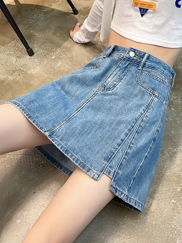 スリットの入ったデニムスカートですA denim skirt with a slit.