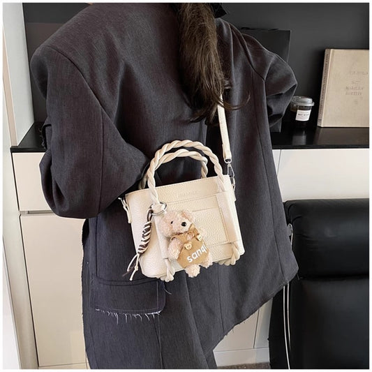 小ぶりなデザインの通勤用トートバッグですA niche design single-shoulder crossbody commuter tote bag