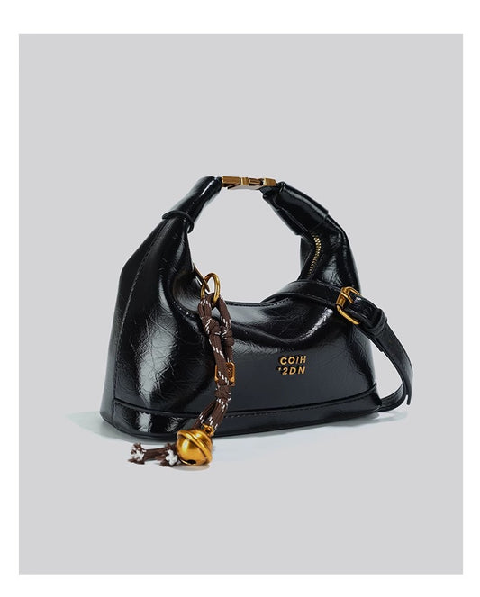 斜め掛けのバッグを手にしていますA niche small handbag carried diagonally across the body