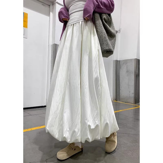 白いつぼみのスカートですIt's a white bud skirt.