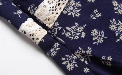 紺色の花柄のワンピースですNavy blue floral dress