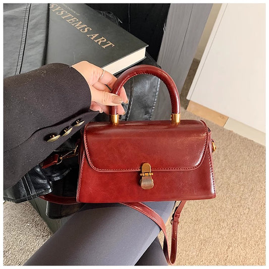 高級感のあるトートバッグが登場しましたA new high-end hand-held small square bag