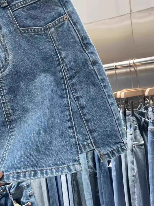 スリットの入ったデニムスカートですA denim skirt with a slit.