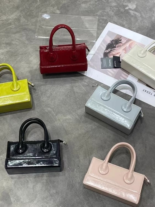 ワンショルダーがけで高級で軽量です。One-shoulder crossbody, high-end and light luxury