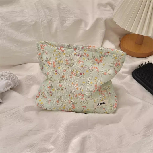 さわやかな花柄キャンバスポーチですFresh floral canvas cosmetic bag