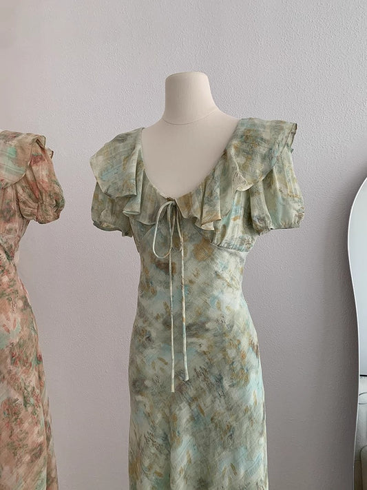 ウエストに花柄をあしらったワンピースですA cinched waist floral print dress