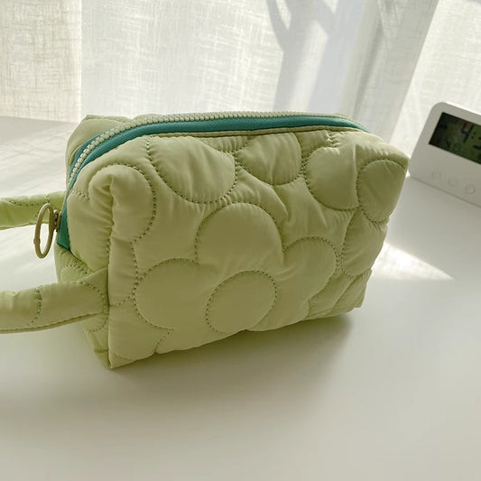 日本のキルティングポリエステルのフラワーポーチですJapanese-style quilted polyester flower cosmetic bag