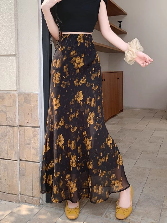 レトロなシフォンの花柄のハーフスカートですA half skirt with a retro chiffon floral pattern.