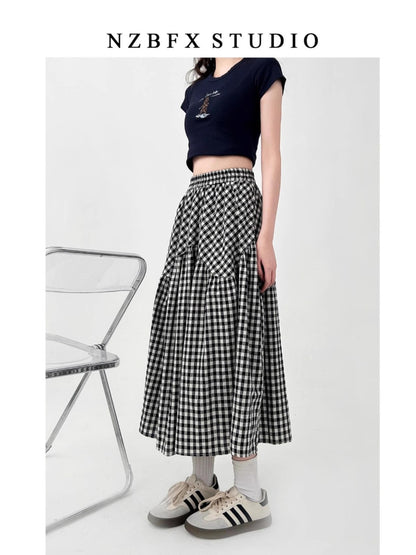 ハイウエストで細身のAラインスカートですIt's A high-waisted, slim a-line skirt.