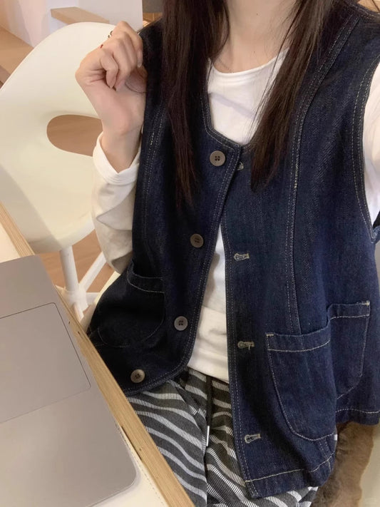 レトロなデニムのベストですA retro denim vest.