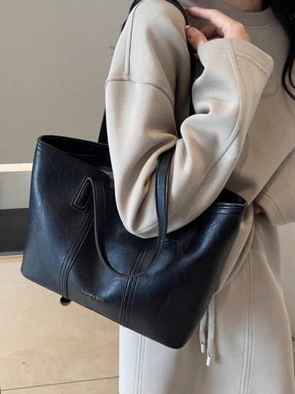 春夏シンプルに使えるワンショルダーの高級感トートバッグですA simple and versatile single-shoulder high-end tote bag for spring and summer