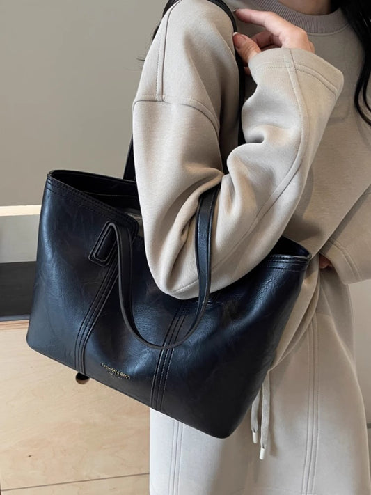 春夏シンプルに使えるワンショルダーの高級感トートバッグですA simple and versatile single-shoulder high-end tote bag for spring and summer