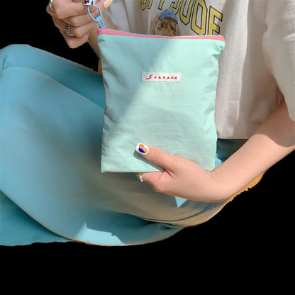 ニッチなデザインのアイスクリーム色ポーチですNiche design ice cream-colored makeup bag
