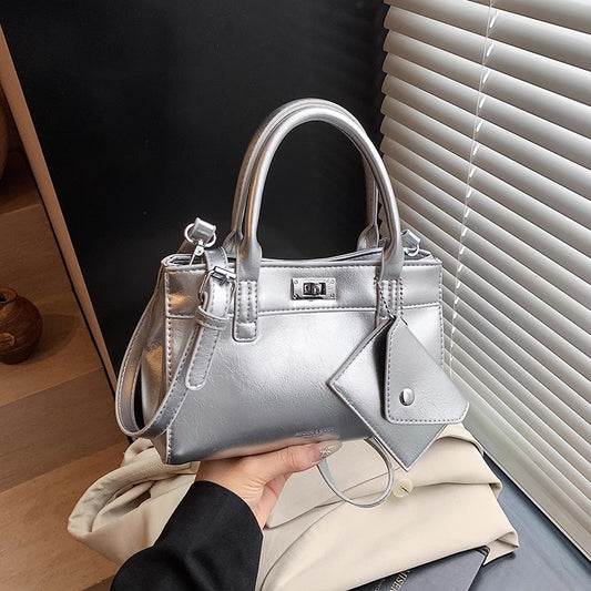 小さなトートバッグを手にしていますCarry a small tote bag