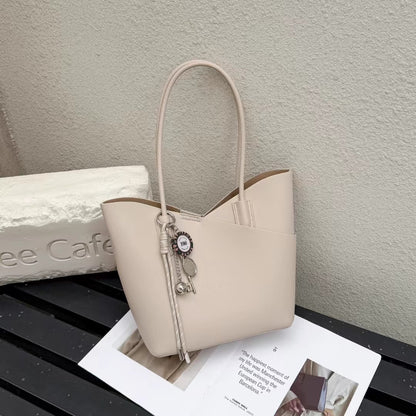 高級感のあるニッチなソフトバッグ韓国風の母トートバッグですA high-end, niche soft leather bag with a Korean style and a trendy tote bag