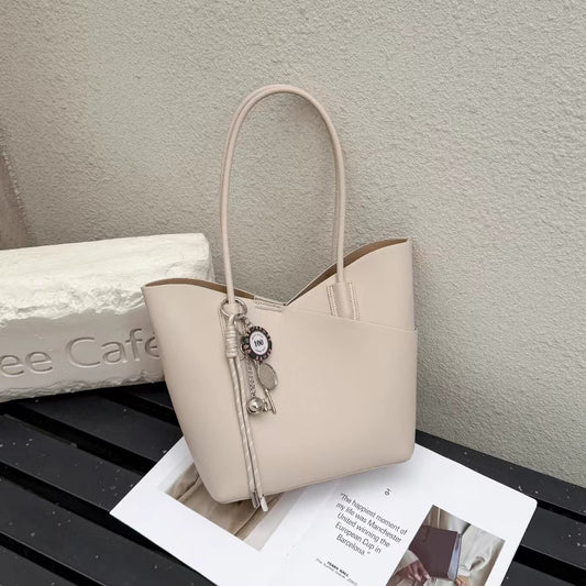 高級感のあるニッチなソフトバッグ韓国風の母トートバッグですA high-end, niche soft leather bag with a Korean style and a trendy tote bag