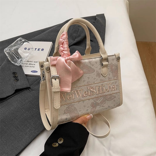 春夏はプチデザインのワンショルダーバッグを愛用していますA versatile and unique single-shoulder hand-held small square bag for spring and summer