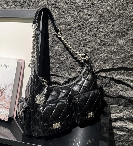 小香風菱格チェーン脇バッグ高級感のあるコーディネートのワンショルダーバッグです This is a high-end, versatile single-shoulder crossbody bag with a diamond-shaped chain underarm