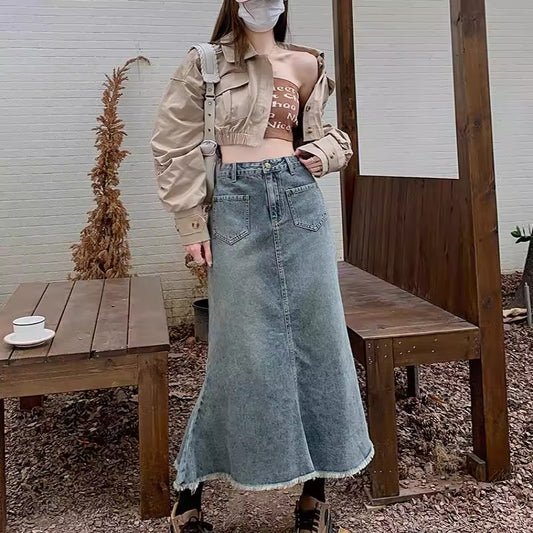 ミドル丈のフィッシュテールスカートのデニムスカートですMedium length fish tail skirt, denim skirt.