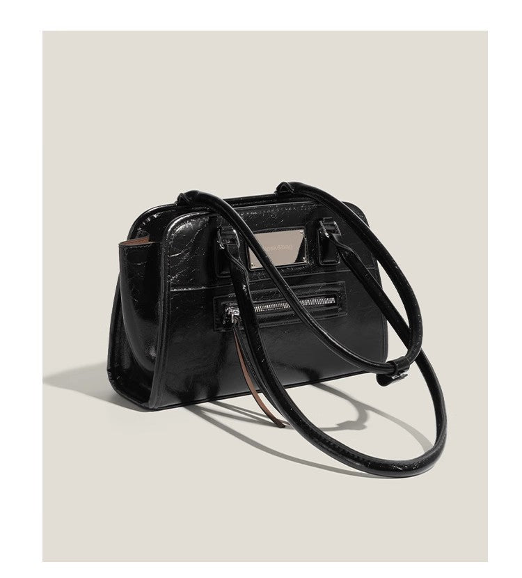 洋風な通勤用ショルダーバッグですStylish and versatile commuting shoulder bag