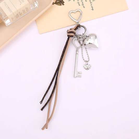レザーリボンハートチャーム（カーキ／ブラウン）Leather ribbon heart charm (khaki/brown)