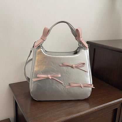 シルバーのバケツバッグを肩にかけたシンプルなカジュアルバッグですSingle-shoulder simple and casual hand-held silver bucket bag