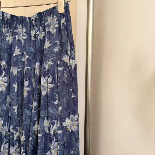 青い花柄のスカートですBlue floral skirt