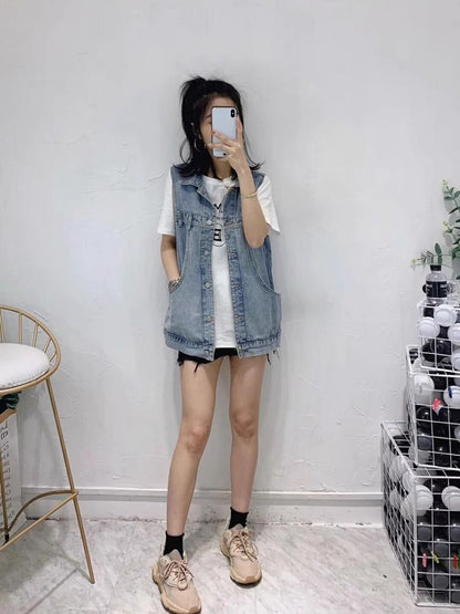 青いデニムのベストですA blue denim vest.
