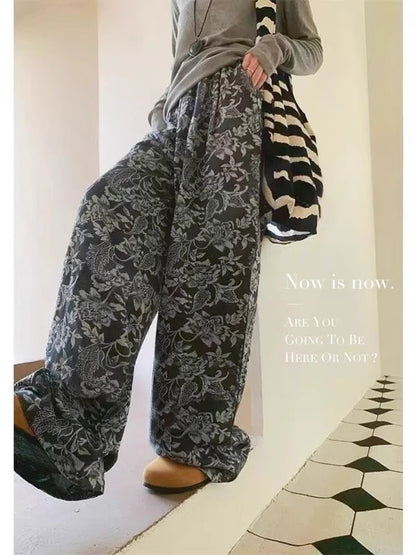 レトロ柄のストレートパンツですStraight pants with retro patterns.