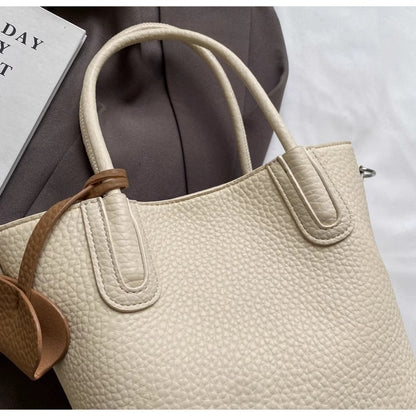 柔らかなバケツバッグライチ柄のショルダーバッグですSoft-faced bucket bag with lychee pattern, single-shoulder crossbody bag