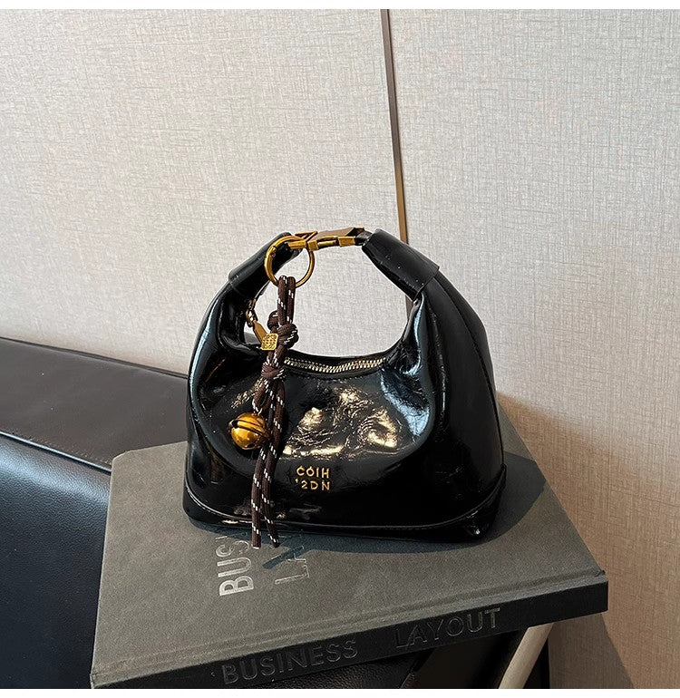 斜め掛けのバッグを手にしていますA niche small handbag carried diagonally across the body