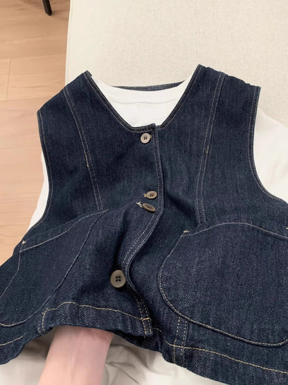 レトロなデニムのベストですA retro denim vest.