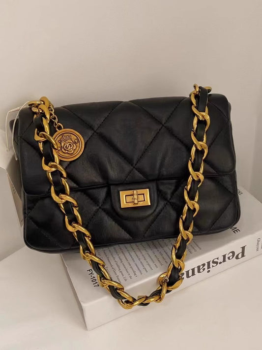 高級感ニッチ太チェーンレトロなショルダーバッグですA high-end, niche, thick-chain, retro single-shoulder crossbody bag