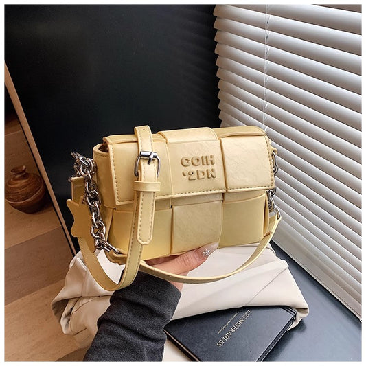 小ぶりなデザインのバッグ編み高級感がありますThe niche design of the woven small square bag exudes a sense of luxury