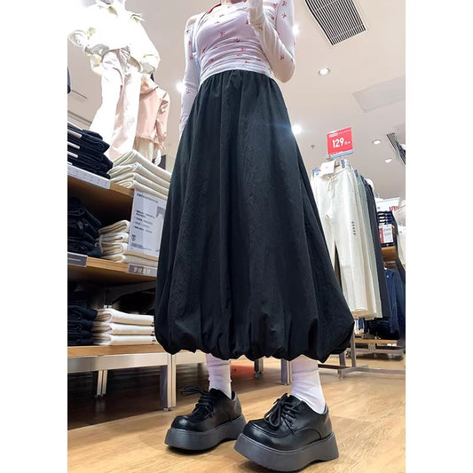 黒いつぼみのスカートですIt's a black bud skirt.