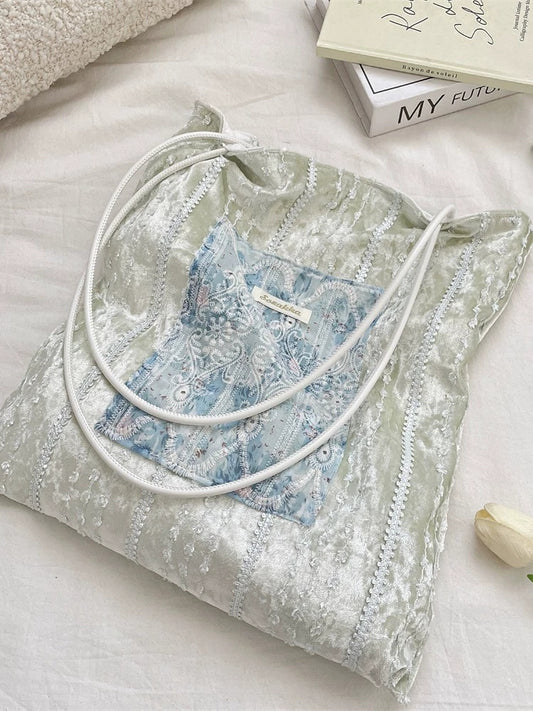 レースのパッチワークビロードシルク感のキャンバスバッグですLace patchwork velvet silk-like canvas bag