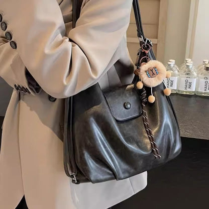 トートバッグ軽めでニッチなショルダーバッグですTote bag: A light luxury and niche crossbody bag