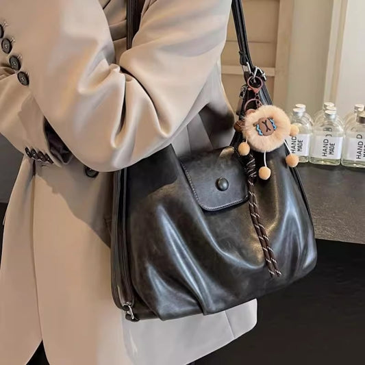 トートバッグ軽めでニッチなショルダーバッグですTote bag: A light luxury and niche crossbody bag