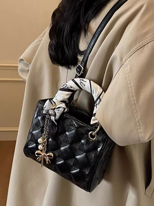 香風ちゃんは妃のバッグを手に提げていますXiao Xiangfeng is carrying a Princess Diana bag