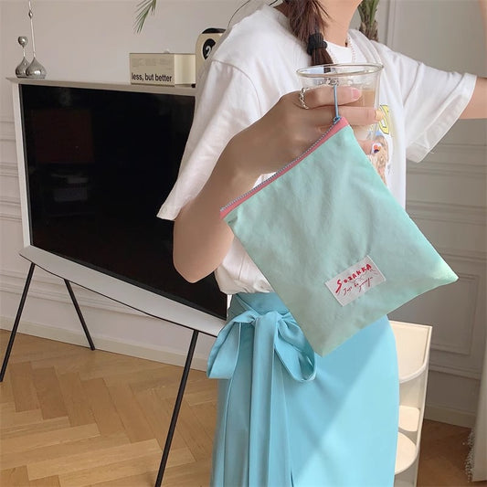 ニッチなデザインのアイスクリーム色ポーチですNiche design ice cream-colored makeup bag