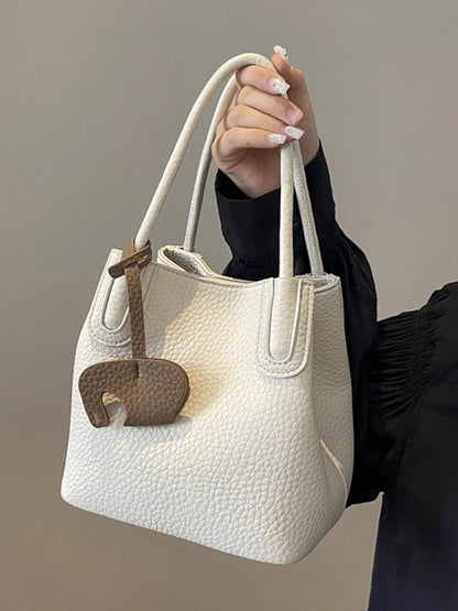 柔らかなバケツバッグライチ柄のショルダーバッグですSoft-faced bucket bag with lychee pattern, single-shoulder crossbody bag