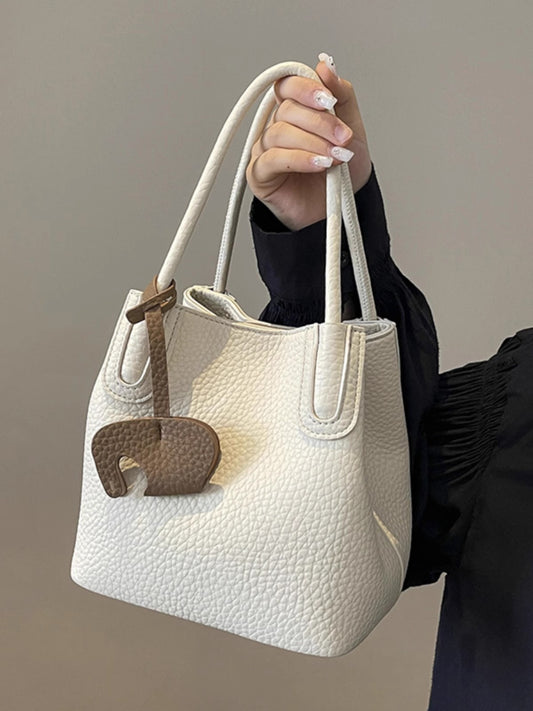 柔らかなバケツバッグライチ柄のショルダーバッグですSoft-faced bucket bag with lychee pattern, single-shoulder crossbody bag