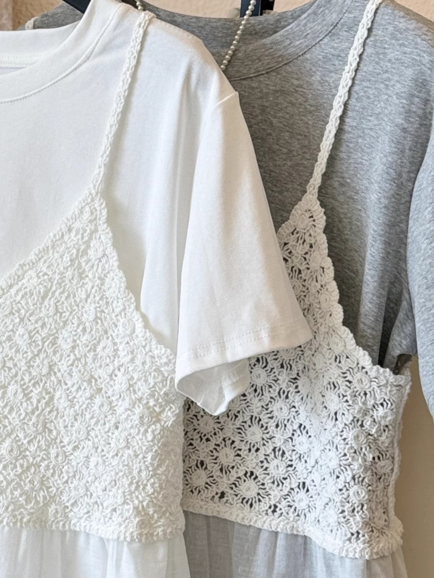 レースサスペンダー+TシャツのツーピースですTwo pieces of lace suspenders and a tshirt.