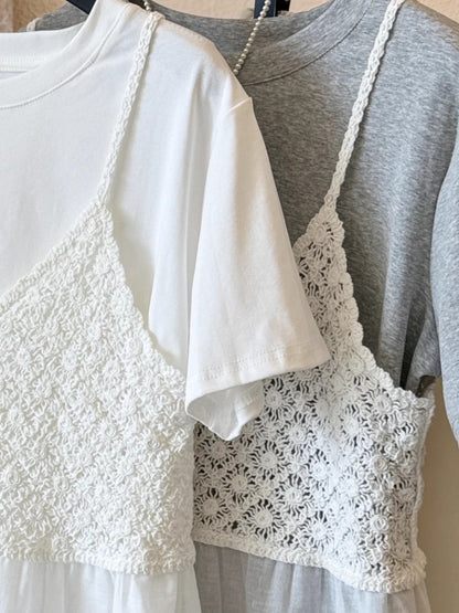 レースサスペンダー+TシャツのツーピースですTwo pieces of lace suspenders and a tshirt.