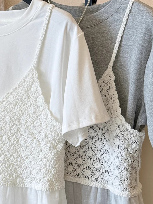 レースサスペンダー+TシャツのツーピースですTwo pieces of lace suspenders and a tshirt.