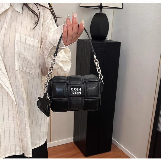 流行は軽くてニッチなデザイン高級感のある斜め掛けポーチですA trendy, light luxury, niche design, and high-end crossbody small bag